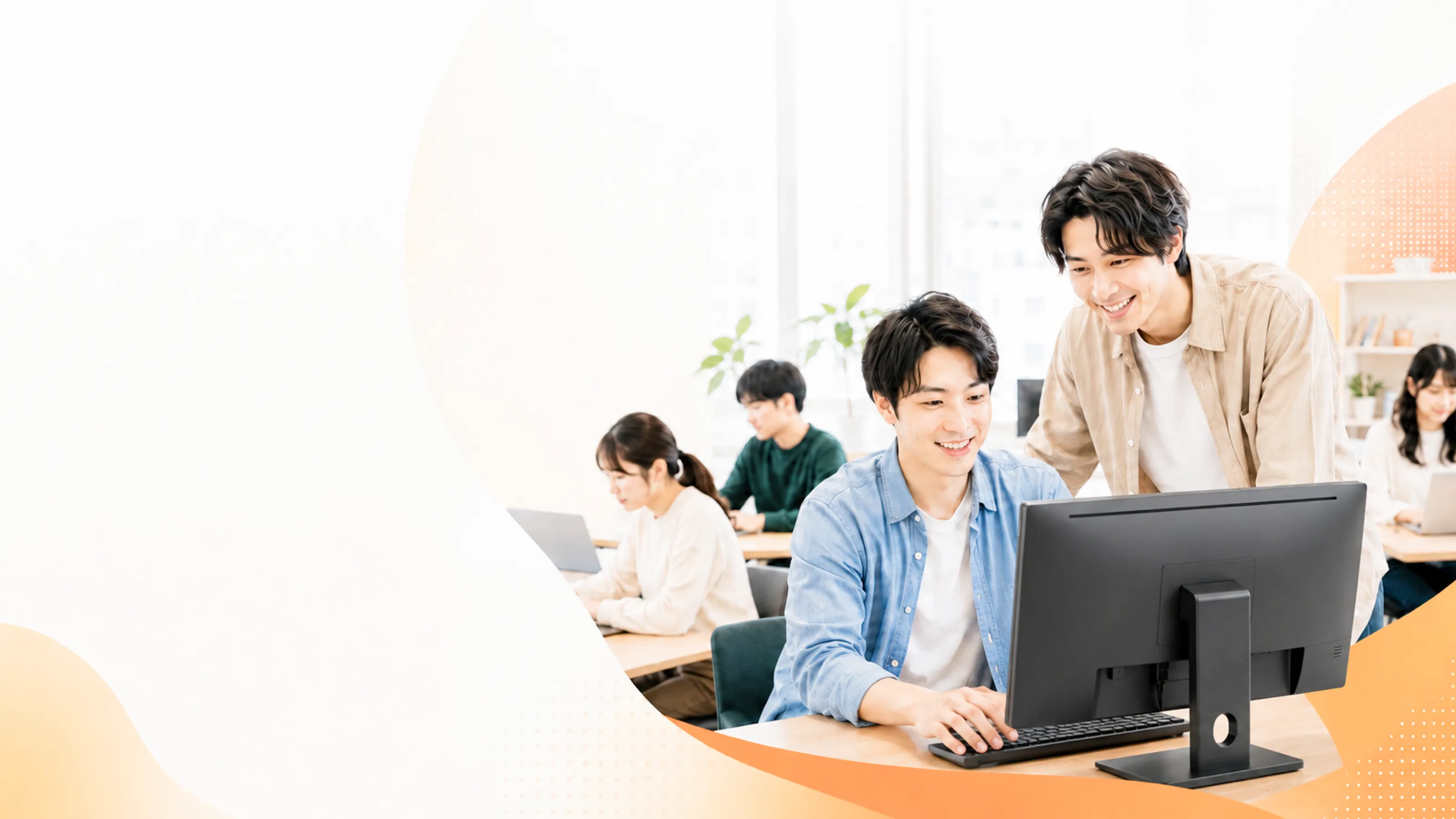 パソコンで働く利用者とスタッフ